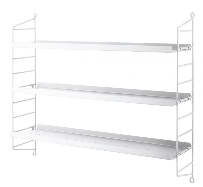 Weißes String Pocket Regal von String Furniture mit drei Regalböden und filigranen Metallleitern.